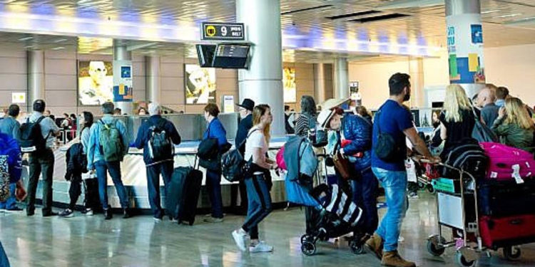 Viajeros vistos en la sala de llegadas del Aeropuerto Internacional Ben Gurion, cerca de Tel Aviv, el 11 de abril de 2018. (Moshe Shai / FLASH90)