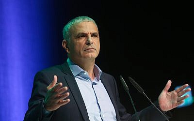 El ministro de Finanzas, Moshe Kahlon, habla durante un evento del Movimiento por la Calidad del Gobierno en Modiin, 4 de febrero de 2019. (Hadas Parush / Flash90)