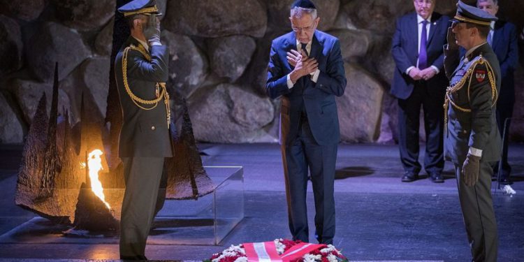 El presidente austriaco Alexander Van der Bellen participa en una ceremonia de ofrenda floral en el Salón de la Memoria en el museo conmemorativo del Holocausto Yad Vashem en Jerusalén el 4 de febrero de 2019. (Noam Revkin Fenton / Flash90)