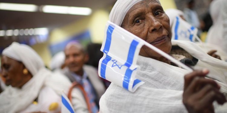 Los miembros de la comunidad de Falashmura llegan a las oficinas de inmigración en el aeropuerto Ben Gurion el 4 de febrero de 2019. (Tomer Neuberg / Flash90)