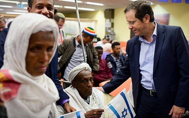 El presidente de la Agencia Judía, Isaac Herzog, da la bienvenida a los miembros de la comunidad de Falashmura cuando llegan a las oficinas de Inmigración en el aeropuerto Ben Gurion el 4 de febrero de 2019. (Tomer Neuberg / Flash90)