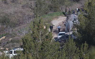 Fuerzas de seguridad en el lugar donde se encontró el cuerpo de Ori Ansbacher, 19, en el bosque Ein Yael en Jerusalén, el 7 de febrero de 2019. (Yonatan Sindel / Flash90)