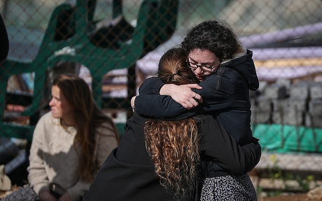 Amigos y familiares asisten al funeral de Ori Ansbacher, en el asentamiento de Tekoa en Cisjordania, el 8 de febrero de 2019 (Yonatan Sindel / Flash90)