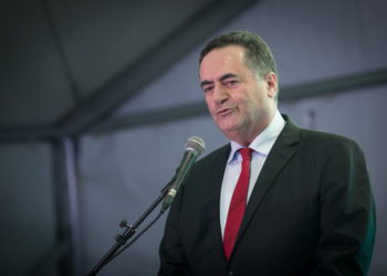 El ministro interino de Relaciones Exteriores y ministro de Transporte, Yisrael Katz, habla en Jerusalem el 27 de febrero de 2019. (Noam Revkin Fenton / Flash90)