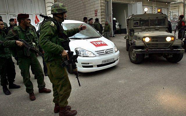 Los soldados de un automóvil utilizado por los observadores internacionales en Hebrón, el miércoles 8 de febrero de 2006. (Foto de AP / Emilio Morenatti)