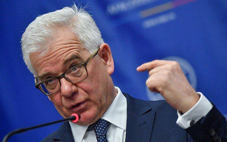 El Ministro de Relaciones Exteriores de Polonia, Jacek Czaputowicz, habla durante una conferencia de prensa conjunta con su homólogo rumano (invisible) en el Ministerio de Relaciones Exteriores de Rumania en Bucarest el 1 de febrero de 2018. (AFP Photo / Daniel Mihailescu)