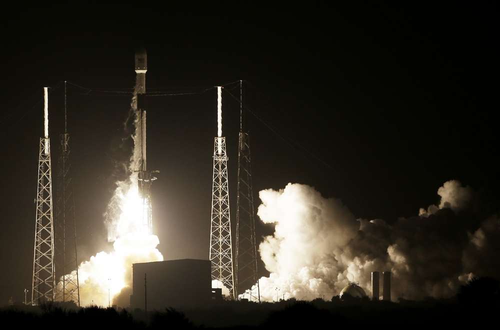 Un cohete SpaceX Falcon 9 despega con el Lunar Lander de Israel y un satélite de comunicaciones de Indonesia en el complejo de lanzamiento espacial 40, 21 de febrero de 2019, en Cabo Cañaveral, Florida (AP Photo / Terry Renna)