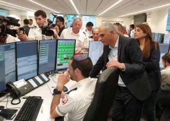 El ministro de finanzas Moshe Kahlon, a la derecha, en la ceremonia de dedicación para un nuevo centro de despacho de servicios de emergencia Magen David Adom que está protegido contra ataques de misiles, químicos y biológicos, 25 de febrero de 2019. (Portavoz de MDA)