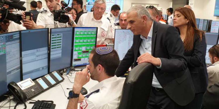 El ministro de finanzas Moshe Kahlon, a la derecha, en la ceremonia de dedicación para un nuevo centro de despacho de servicios de emergencia Magen David Adom que está protegido contra ataques de misiles, químicos y biológicos, 25 de febrero de 2019. (Portavoz de MDA)