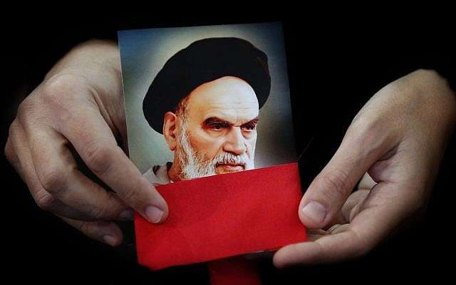 Un partidario de Hezbolá sostiene un retrato del fallecido fundador revolucionario de Irán, Ayatollah Jomeini, durante un mitin para conmemorar el 40 aniversario de la Revolución Islámica de Irán, en el sur de Beirut, Líbano, el 6 de febrero de 2019. (Foto AP / Hussein Malla)