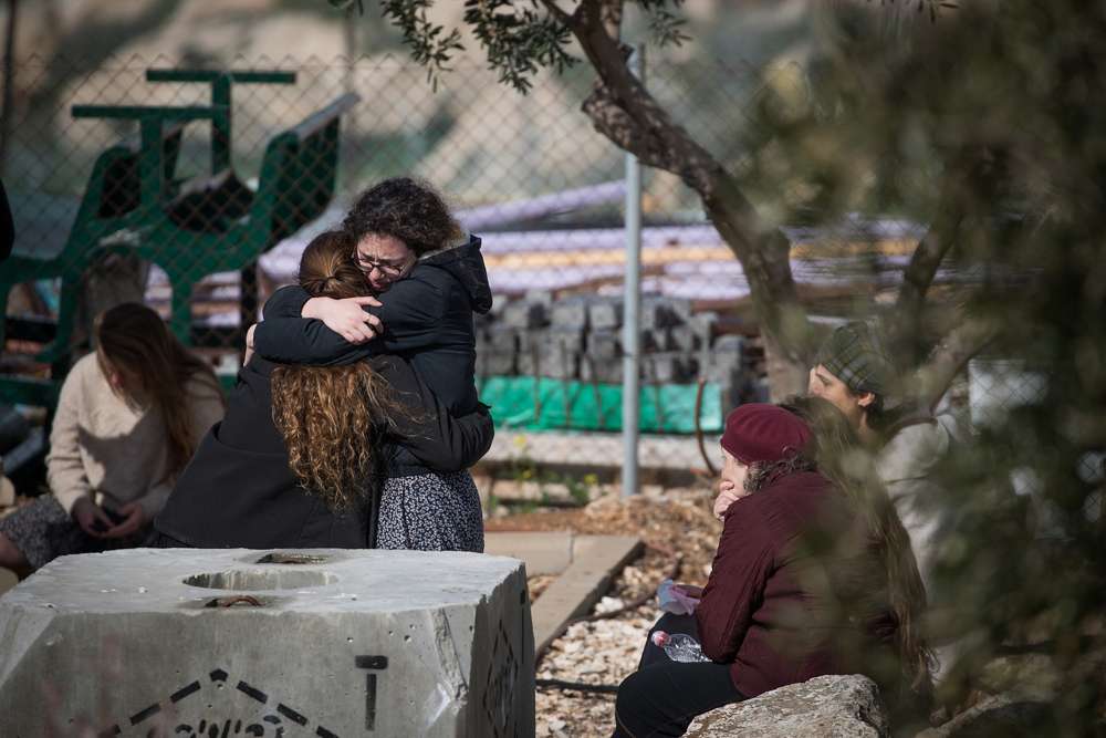 Amigos y familiares asisten al funeral de Ori Ansbacher, de 19 años, en el poblado de Tekoa en Judea y Samaria, el 8 de febrero de 2019. (Yonatan Sindel / Flash 90)