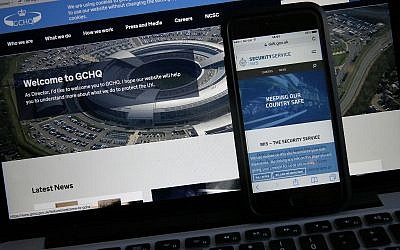 Esta foto-ilustración muestra las páginas web flash de GCHQ, la oficina central de comunicaciones y vigilancia electrónica del gobierno británico, y The Security Service (MI5), el servicio de seguridad interno del gobierno, en Londres, 25 de noviembre de 2016. (AP Photo / Alastair Grant)