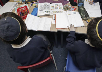 Una foto ilustrativa de los estudiantes en una escuela diurna judía. (Christopher Furlong / Getty Images a través de JTA)