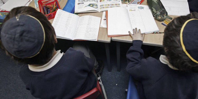 Una foto ilustrativa de los estudiantes en una escuela diurna judía. (Christopher Furlong / Getty Images a través de JTA)