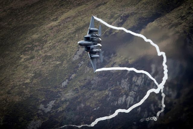 Un caza de combate F-15 de la Fuerza Aérea de los Estados Unidos con base en RAF Lakenheath avanza a través del Paso de Dinas, conocido en el mundo de la aviación como Mach Loop, el 16 de febrero de 2018 en Dolgellau, Gales, Reino Unido. (Foto por Christopher Furlong / Getty Images)