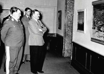 Durante la década de 1930 en Alemania, Hermann Goering y Adolph Hitler examinan una pintura en una exposición sobre arte degenerado (dominio público)