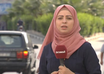 Hajer Harb, un valiente periodista de investigación y sobreviviente de cáncer palestino, está siendo juzgado en la Franja de Gaza por el "crimen" de exponer la corrupción en los ministerios e instituciones dirigidos por Hamás. (Fuente de la imagen: captura de pantalla del video de Hager Press)