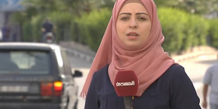 Hajer Harb, un valiente periodista de investigación y sobreviviente de cáncer palestino, está siendo juzgado en la Franja de Gaza por el "crimen" de exponer la corrupción en los ministerios e instituciones dirigidos por Hamás. (Fuente de la imagen: captura de pantalla del video de Hager Press)