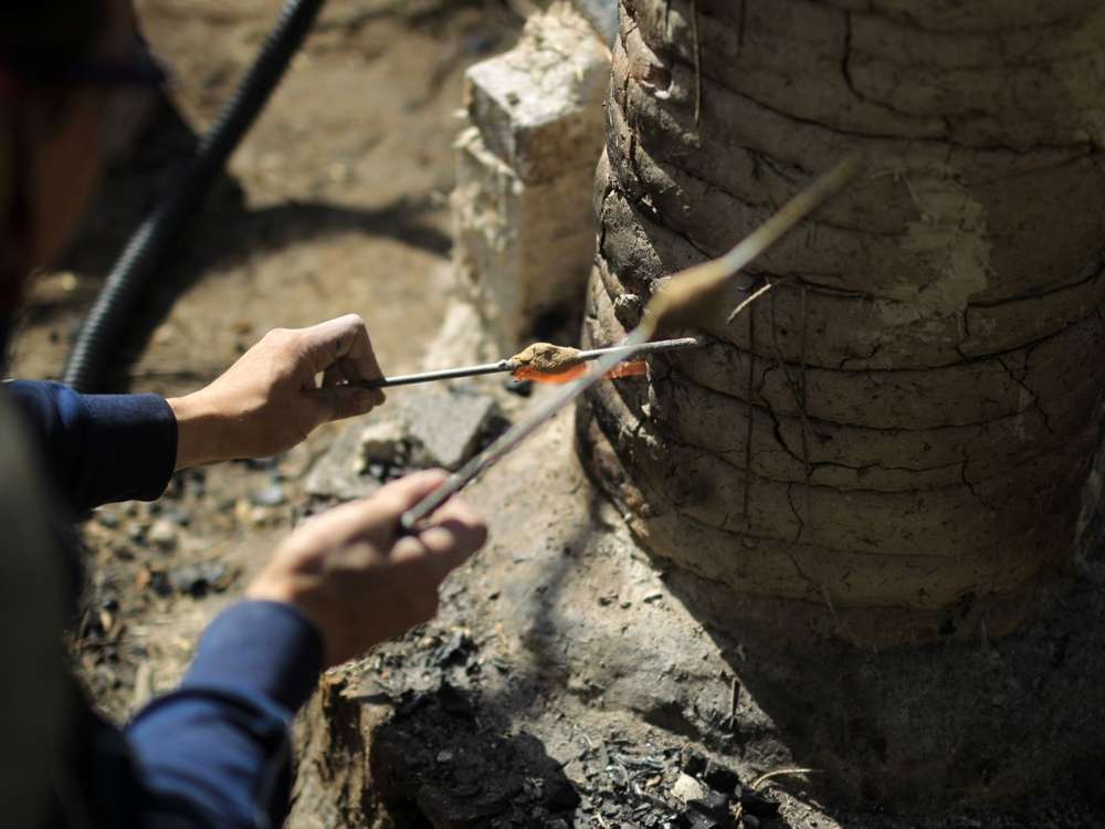 Los investigadores colocan rocas pulverizadas en un horno estrecho. Crédito: Ilan Assayag