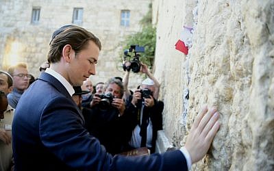 El canciller de Austria, Sebastian Kurz, visita el Muro Occidental de Israel en Jerusalén, el 10 de junio de 2018. (Avi Hayun / Ministerio de Relaciones Exteriores de Israel)