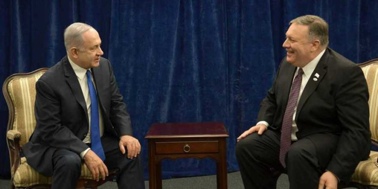 El primer ministro Benjamin Netanyahu (L) y el secretario de Estado de Estados Unidos, Mike Pompeo, se reunieron en la conferencia sobre paz y seguridad en el Medio Oriente en Varsovia, el 14 de febrero de 2019. (Amos Ben Gershom / GPO)