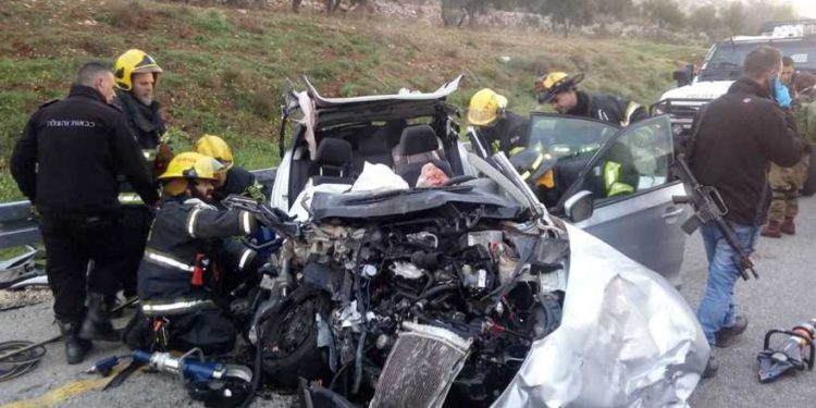 Bomberos en la escena de un accidente automovilístico mortal en el centro de Cisjordania el 19 de febrero de 2019. (Policía de Israel)