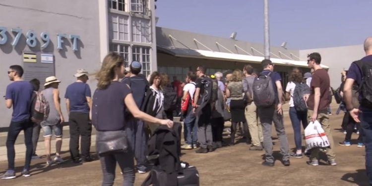 Israel lleva turistas a Entebbe por primera vez desde el legendario rescate de rehenes