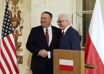 El ministro de Relaciones Exteriores de Polonia, Jacek Czaputowicz, derecha, y el secretario de Estado de Estados Unidos, Mike Pompeo, se dan la mano en una conferencia de prensa en el Palacio Lazienki, Varsovia, Polonia, 12 de febrero de 2019. (Foto AP / Czarek Sokolowski)