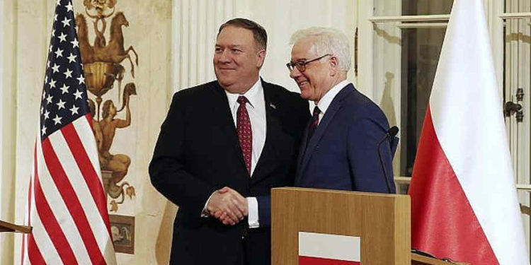 El ministro de Relaciones Exteriores de Polonia, Jacek Czaputowicz, derecha, y el secretario de Estado de Estados Unidos, Mike Pompeo, se dan la mano en una conferencia de prensa en el Palacio Lazienki, Varsovia, Polonia, 12 de febrero de 2019. (Foto AP / Czarek Sokolowski)