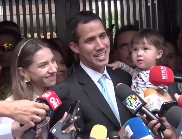 El líder de la oposición venezolana Juan Guaidó y su familia el 31 de enero de 2019. Crédito: Voice of America / Wikimedia Commons.
