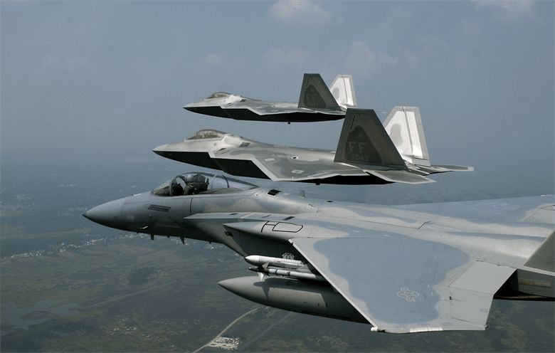 Los F-22 Raptors vuelan en formación con un F-15 Eagle (USAF)