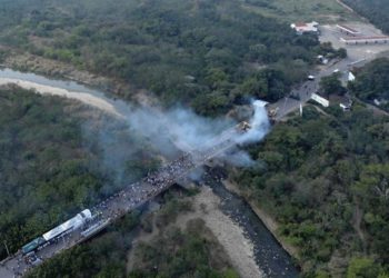 Estados Unidos se compromete a tomar medidas, mientras operación de ayuda a Venezuela se torna mortal