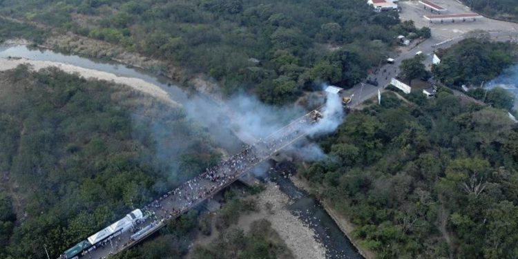 Estados Unidos se compromete a tomar medidas, mientras operación de ayuda a Venezuela se torna mortal