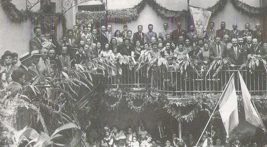 La comunidad de Maguen David, de Alepo, celebra en la sinagoga de la calle Córdoba de Roma, 1945. ('Los judíos de Alepo en México' de Liz Hamui / vía JTA)