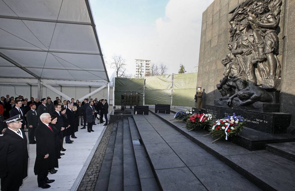 El vicepresidente de los Estados Unidos, Mike Pence, con su esposa Karen, el primer ministro de Polonia, Mateusz Morawiecki, con su esposa Iwona y el primer ministro israelí, Benjamin Netanyahu, con su esposa Sara, desde la izquierda, se encuentran en el Monumento a los Héroes del Ghetto durante una ceremonia de ofrenda floral en Varsovia. , Polonia, 14 de febrero de 2019. (Michael Sohn / AP)