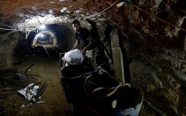 Un palestino en un túnel de contrabando que conecta Gaza y Egipto (crédito de foto: Hatem Moussa / AP)