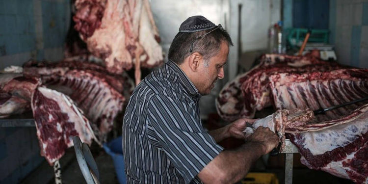 magen ilustrativa de un hombre que prepara carne en un matadero kosher (AP Photo / Mosa'ab Elshamy)