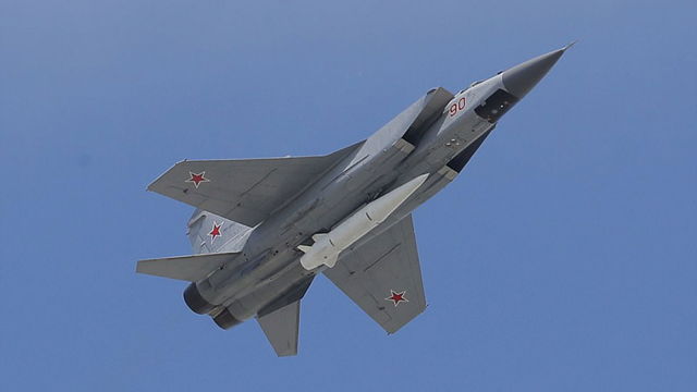 Otro misil hipersónico ruso en desarrollo, el Kinzhal, bajo el fuselaje de un Mig-31
