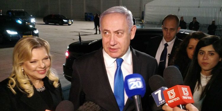 El primer ministro Benjamin Netanyahu habla con los periodistas en el aeropuerto Ben Gurion antes de su partida a una conferencia en Polonia, el 11 de febrero de 2019. (Raphael Ahren / Times of Israel)