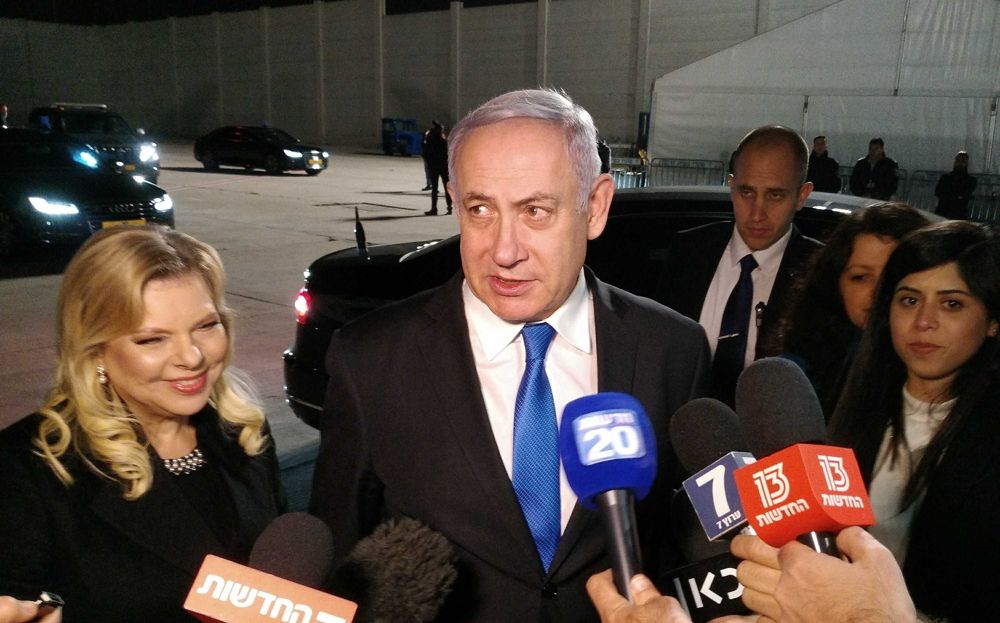 El primer ministro Benjamin Netanyahu habla con los periodistas en el aeropuerto Ben Gurion antes de su partida a una conferencia en Polonia, el 11 de febrero de 2019. (Raphael Ahren / Times of Israel)