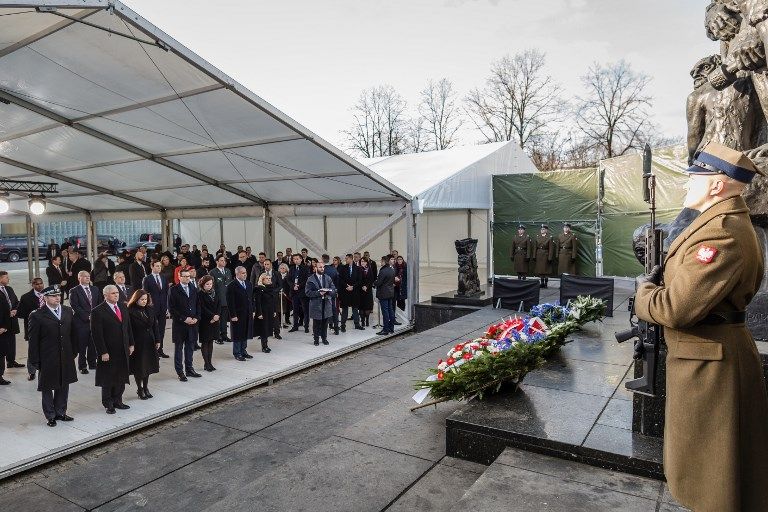 El primer ministro israelí, Benjamin Netanyahu, su esposa Sara, el primer ministro de Polonia, Mateusz Morawiecki, su esposa Iwona y el vicepresidente de los EE. UU., Mike Pence, y su esposa Karen, aparecen en una ceremonia de ofrenda floral en el Ghetto Heroes Monument en Varsovia, Polonia, el 14 de febrero de 2019. (Wojtek Radwanski / AFP)