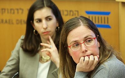 La jefa de Política y Comunicaciones de Facebook Jordana Cutler (izquierda) y la investigadora del Instituto Israelí de la Democracia Tehilla Shwartz Altshuler en el programa Democracia en la Era de la Información de la IDI, 18 de enero de 2018. (Oded Antman)