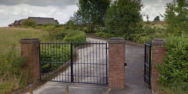Captura de pantalla que muestra la entrada al cementerio judío Philips Park en Whitefield, Manchester. (Mapas de Google)