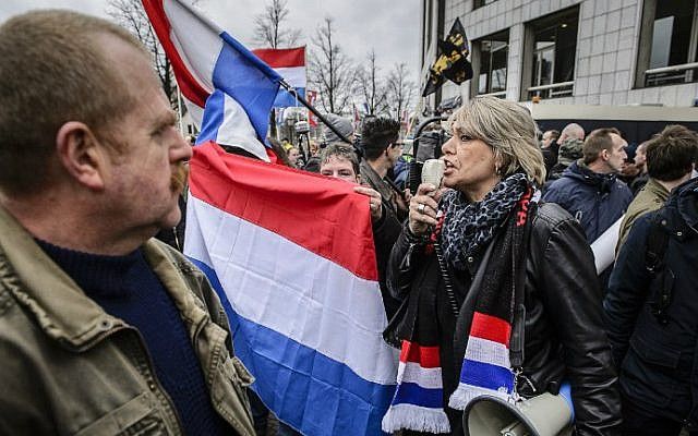 Los manifestantes ondean banderas nacionales de los Países Bajos como miembros de la protesta de Pegida (europeos patrióticos contra la islamización del Occidente) en el centro de Ámsterdam el 6 de febrero de 2016. (Remko De Waal / ANP / AFP)