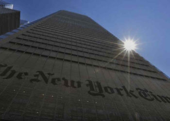 El sol se eleva sobre el New York Times Building en Nueva York el 14 de agosto de 2013. (Crédito de la foto: BRENDAN MCDERMID / REUTERS)