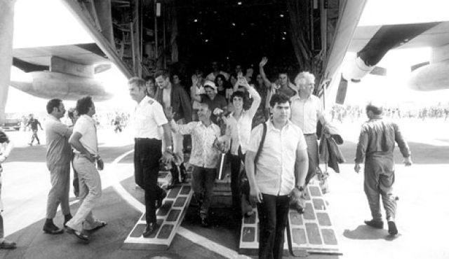 Los rehenes liberados de Entebbe vuelven a casa, 4 de julio de 1976. (Archivos de las FDI)