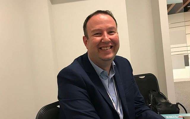 Roee Laufer, jefe de seguridad cibernética e información de la Autoridad de Aeropuertos de Israel; hablando con periodistas el 29 de enero de 2019 en CyberTech en Tel Aviv (Shoshanna Solomon / Times of Israel)