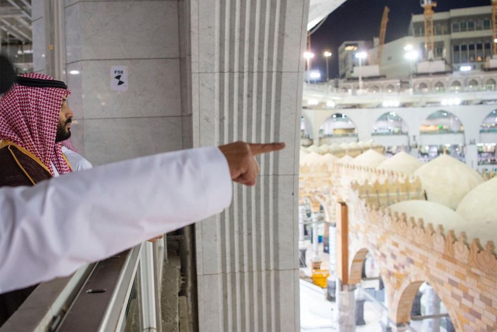 El príncipe heredero Mohammad bin Salman de Arabia Saudita durante una visita al santuario de Kaaba en la Gran Mezquita de La Meca, el 12 de febrero de 2019. (Captura de pantalla de Twitter)