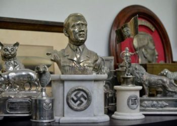 Un busto del dictador Adolf Hitler, entre otros artefactos nazis incautados en la casa de un coleccionista de arte, está en exhibición en Buenos Aires, en este folleto sin fecha publicado el 20 de junio de 2017.. (Crédito de la foto: MINISTERIO ARGENTINO DE SEGURIDAD / FOLLETO A TRAVÉS DE REUTERS)