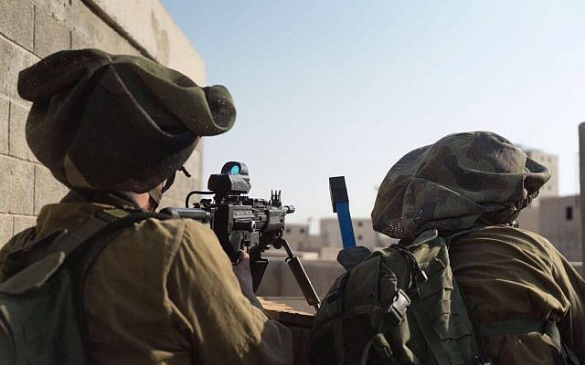 Soldados de las FDI y de la Guardia Nacional de Chipre participan en un ejercicio conjunto en la base de entrenamiento Tzeelim del ejército israelí en el sur de Israel el 25 de octubre de 2017. (Fuerzas de Defensa de Israel)